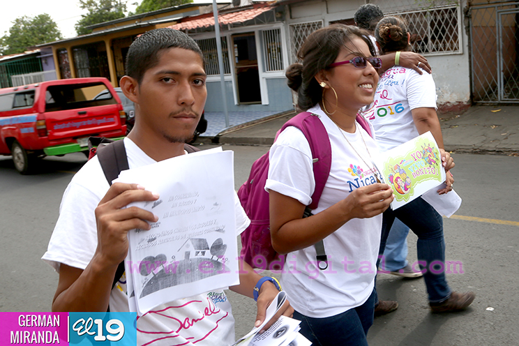 Juventud casa a casa llevando mensaje de Vivir Limpio y Bonito